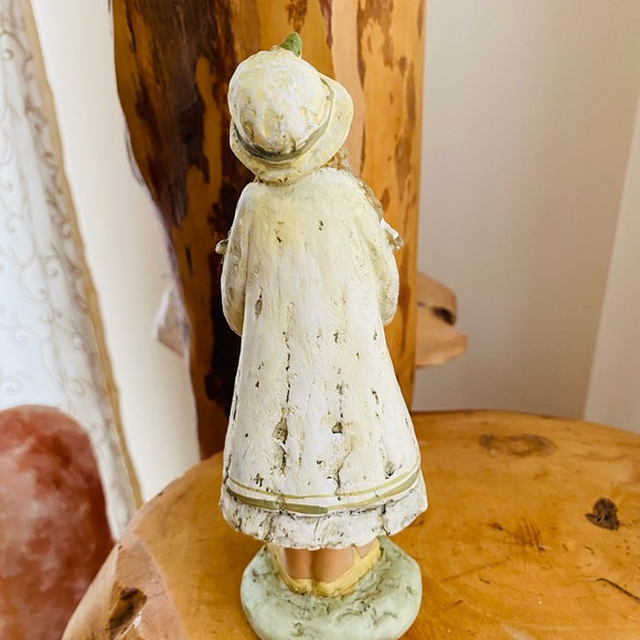 Lady with three eggs, figuring - Picture 4 of 4